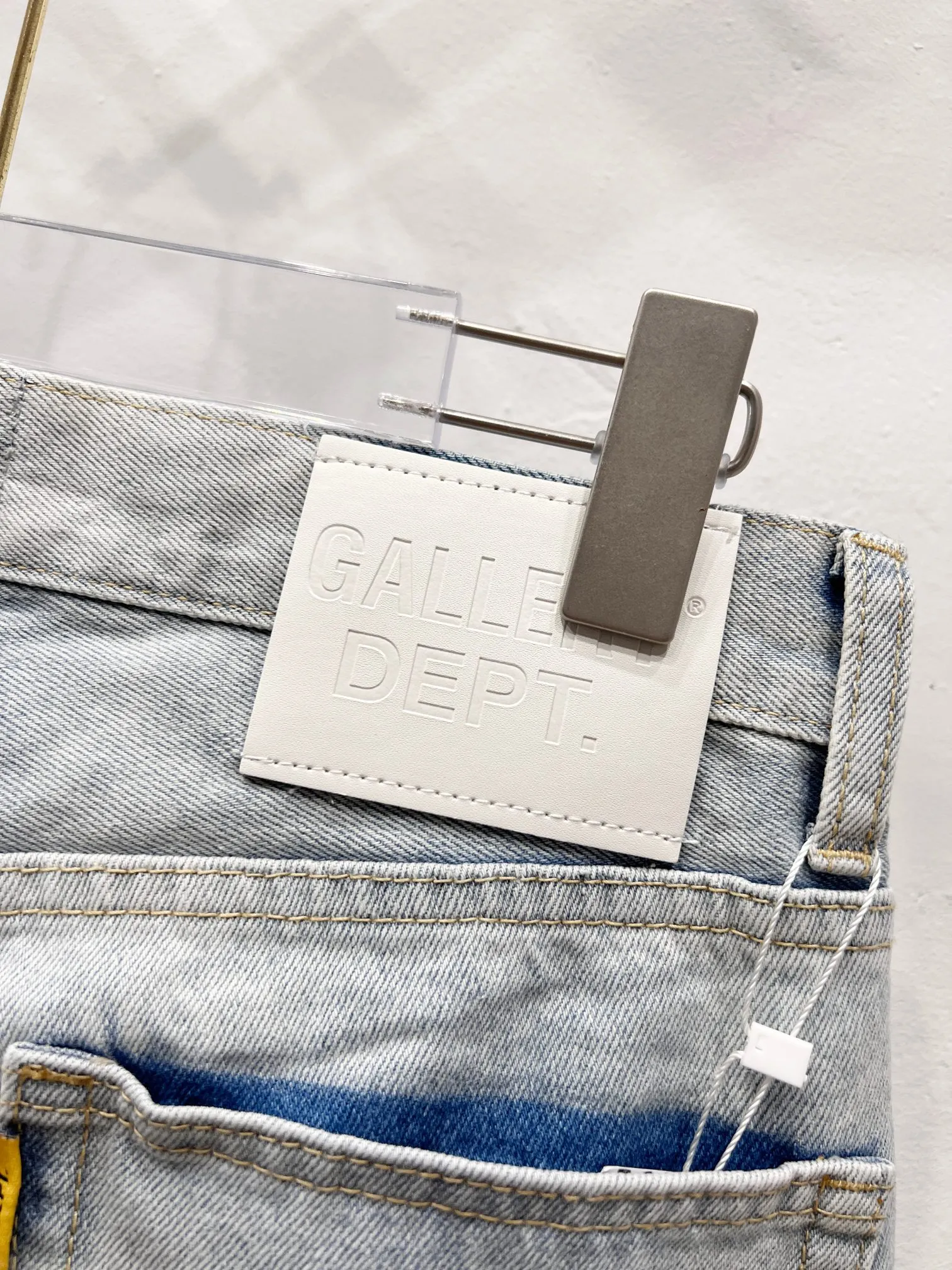 P240 Style number: (r084) GALLERY DEPT.25ss new style. Denim spliced ​​with all-over printed leather ripped bell-bottoms, washed and distressed jeans. Gallery Dept. was born in the soil of Los Angeles street culture. With the core concept of "art is daily life", it deeply integrates traditional denim craftsmanship with modern graffiti art. The brand transforms old denim, Vintage T-shirts and other items by hand, giving them personalized elements such as wear, splashing, splicing, etc. Each piece is hand-finished by craftsmen and has both artistic collection value and practical function. In 2021, the joint capsule series with French veteran Lanvin and the cooperation with Chrome Hearts have attracted the attention of the fashion industry, confirming its transformation from an independent studio to an international trend symbol. Gallery Dept. targets the global fashion pioneer group aged 18-35 and positions itself as a "high street art trendy brand". Its core competitiveness lies in: • Cultural symbol output: Through endorsements from stars such as Virgil Abloh, Jennie, and Justin Bieber, it strengthens the brand's benchmark status in the hip-hop and fashion circles. Size: 28-36 Color: Blue